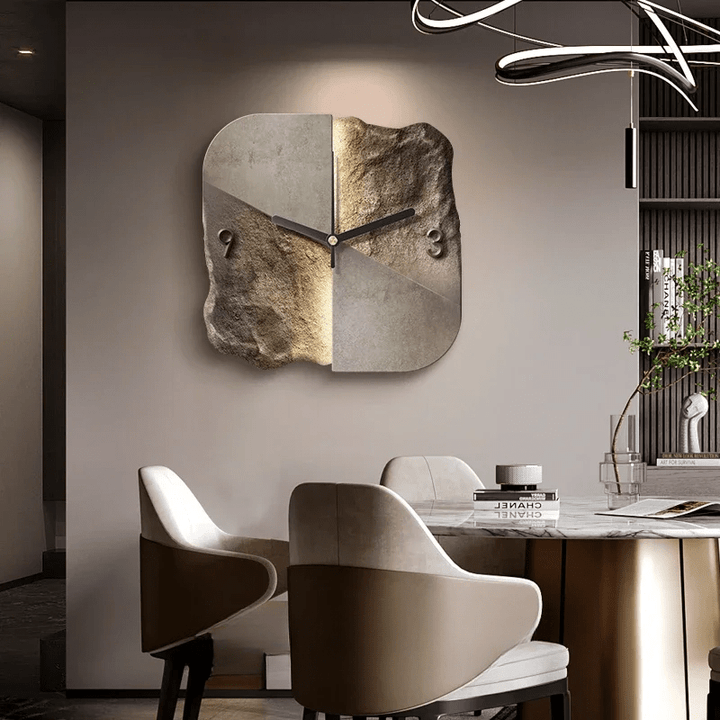 StoneAura – Moderne Wanduhr in Sandsteinoptik mit geräuschlosem Quarzwerk