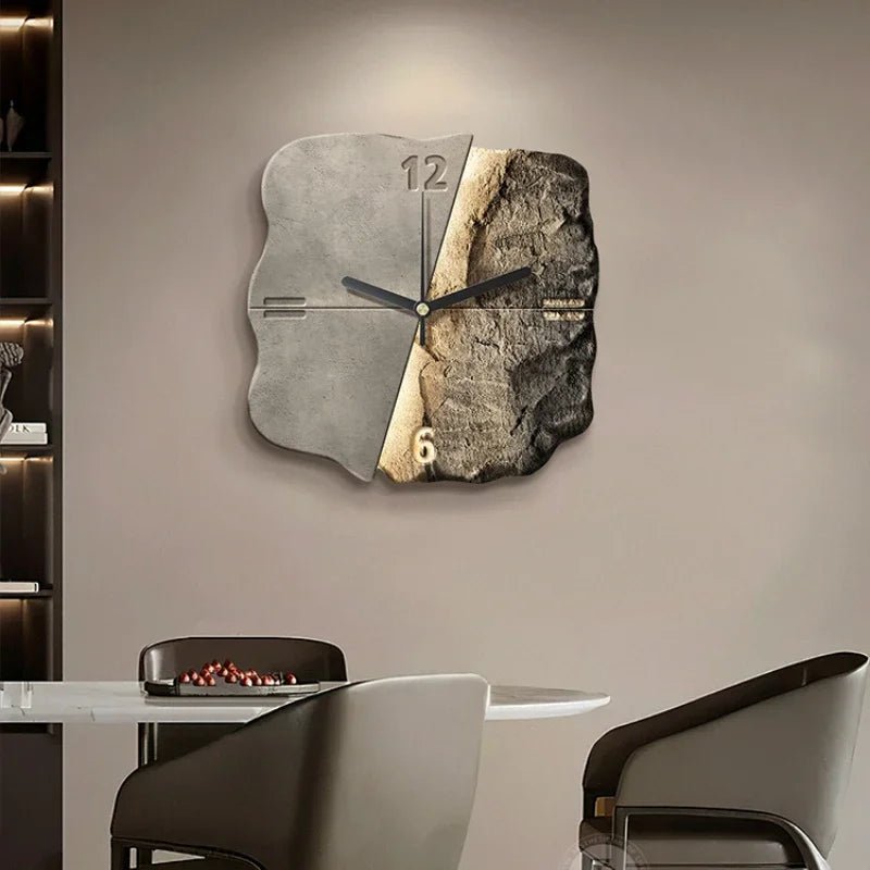 StoneAura – Moderne Wanduhr in Sandsteinoptik mit geräuschlosem Quarzwerk