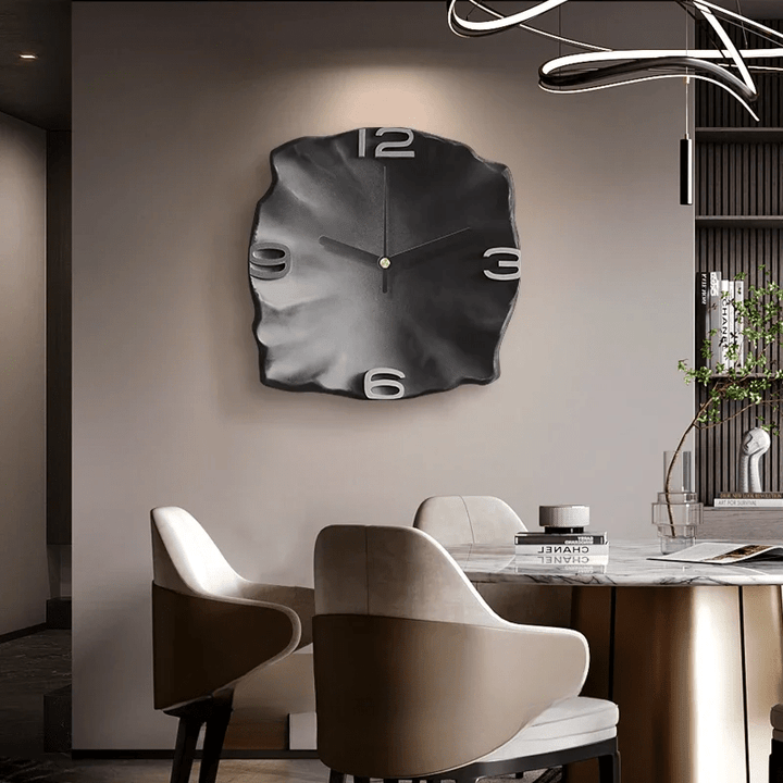 StoneAura – Moderne Wanduhr in Sandsteinoptik mit geräuschlosem Quarzwerk
