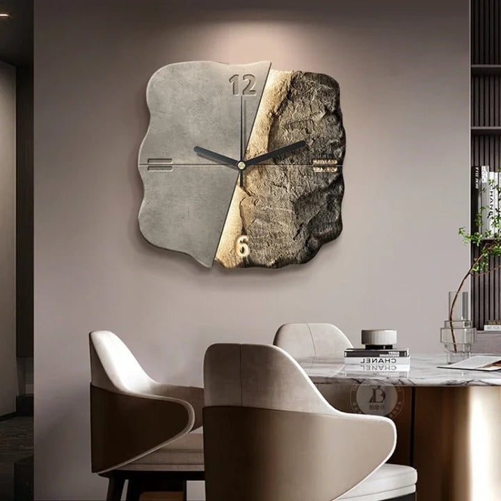 StoneAura – Moderne Wanduhr in Sandsteinoptik mit geräuschlosem Quarzwerk