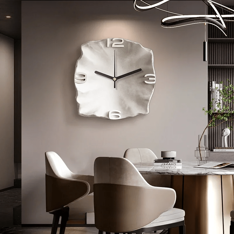 StoneAura – Moderne Wanduhr in Sandsteinoptik mit geräuschlosem Quarzwerk