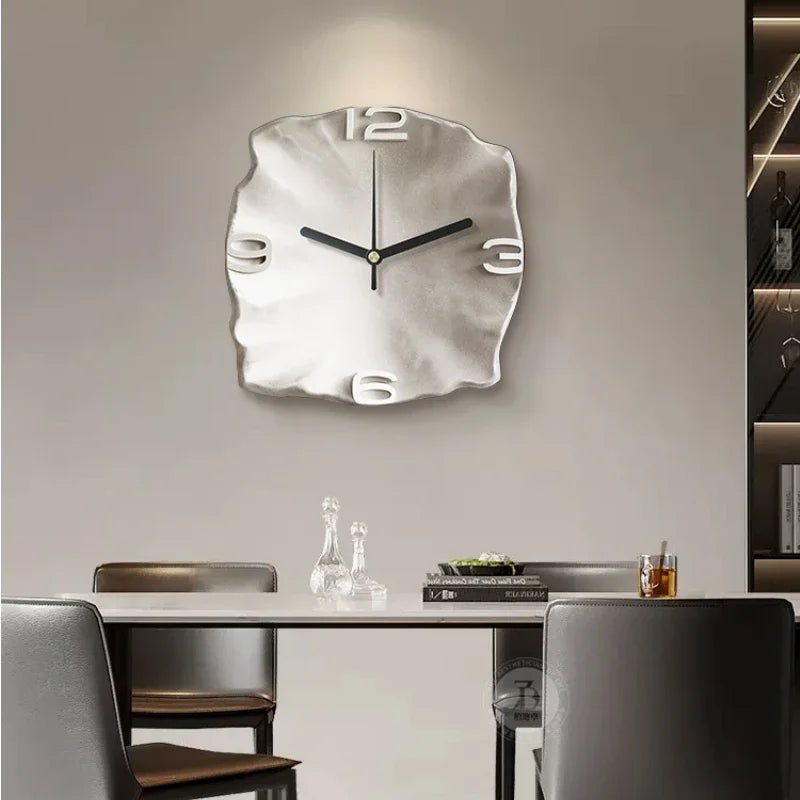 StoneAura – Moderne Wanduhr in Sandsteinoptik mit geräuschlosem Quarzwerk