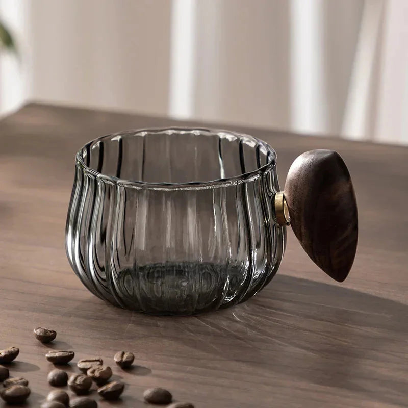 Gestreifter hitzebeständiger Silikon-Glas-Kaffeebecher mit Holzgriff | Karnz
