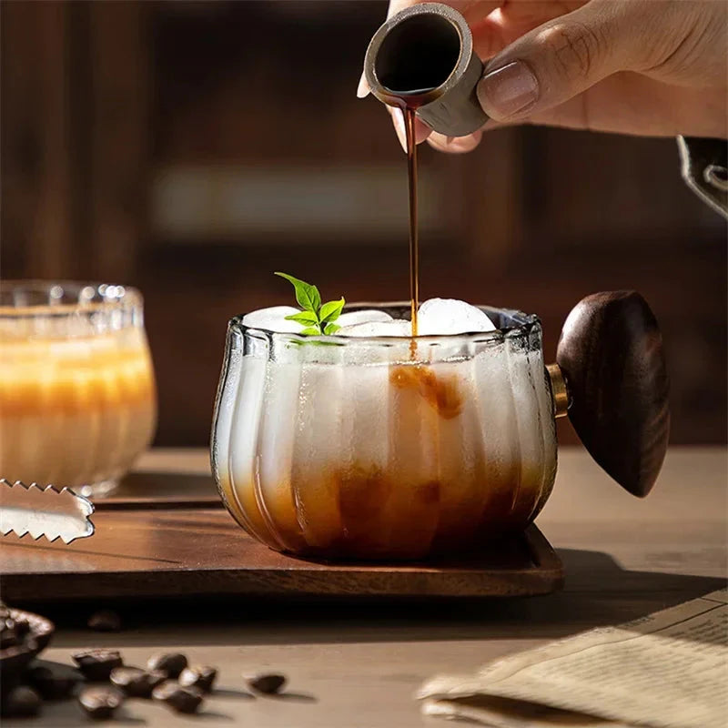 Gestreifter hitzebeständiger Silikon-Glas-Kaffeebecher mit Holzgriff | Karnz
