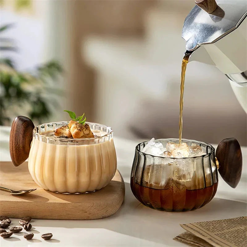Gestreifter hitzebeständiger Silikon-Glas-Kaffeebecher mit Holzgriff | Karnz