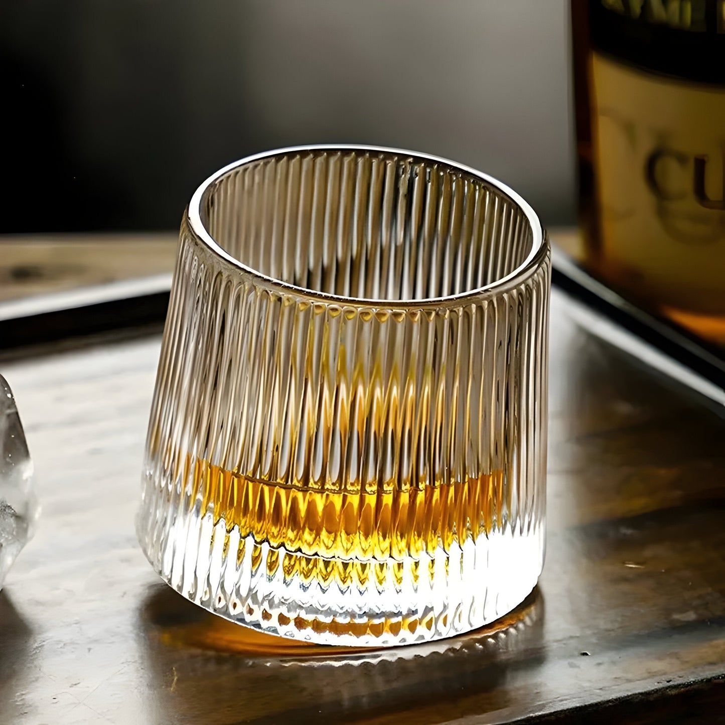 Whiskyglas mit 360°-Drehfunktion – Strukturiertes Design für stilvollen Trinkgenuss