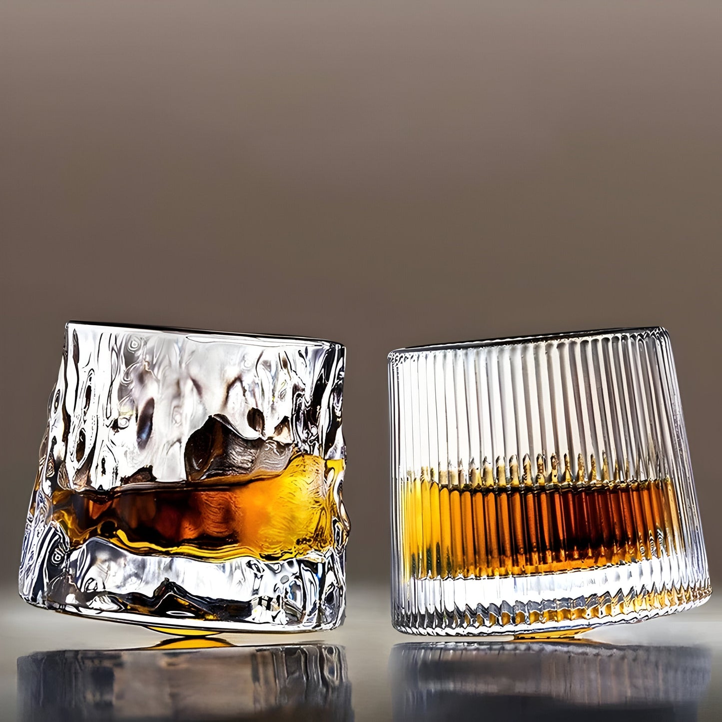 Whiskyglas mit 360°-Drehfunktion – Strukturiertes Design für stilvollen Trinkgenuss