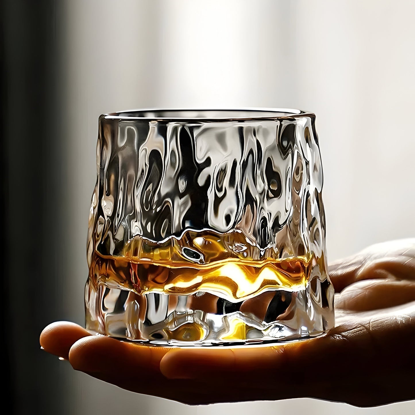 Whiskyglas mit 360°-Drehfunktion – Strukturiertes Design für stilvollen Trinkgenuss