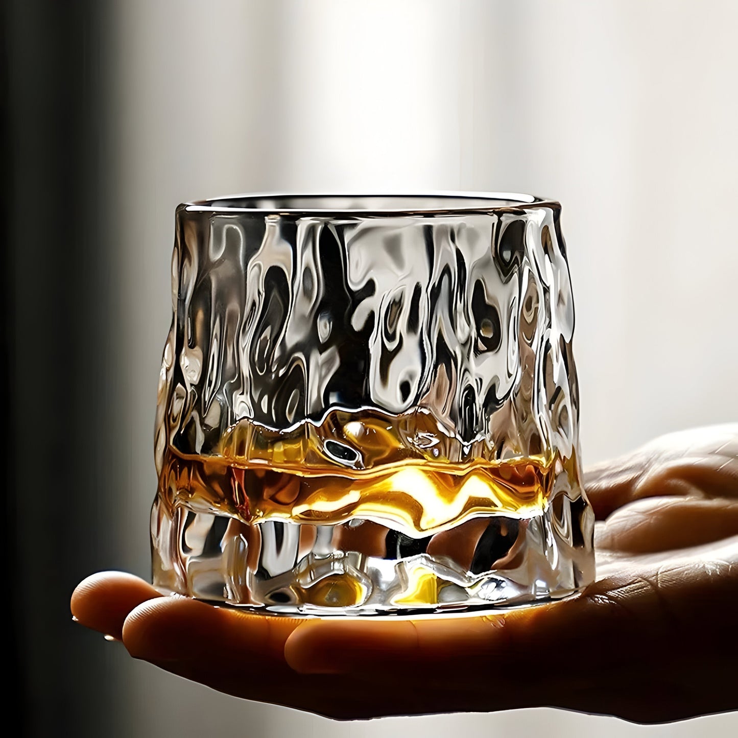Whiskyglas mit 360°-Drehfunktion – Strukturiertes Design für stilvollen Trinkgenuss
