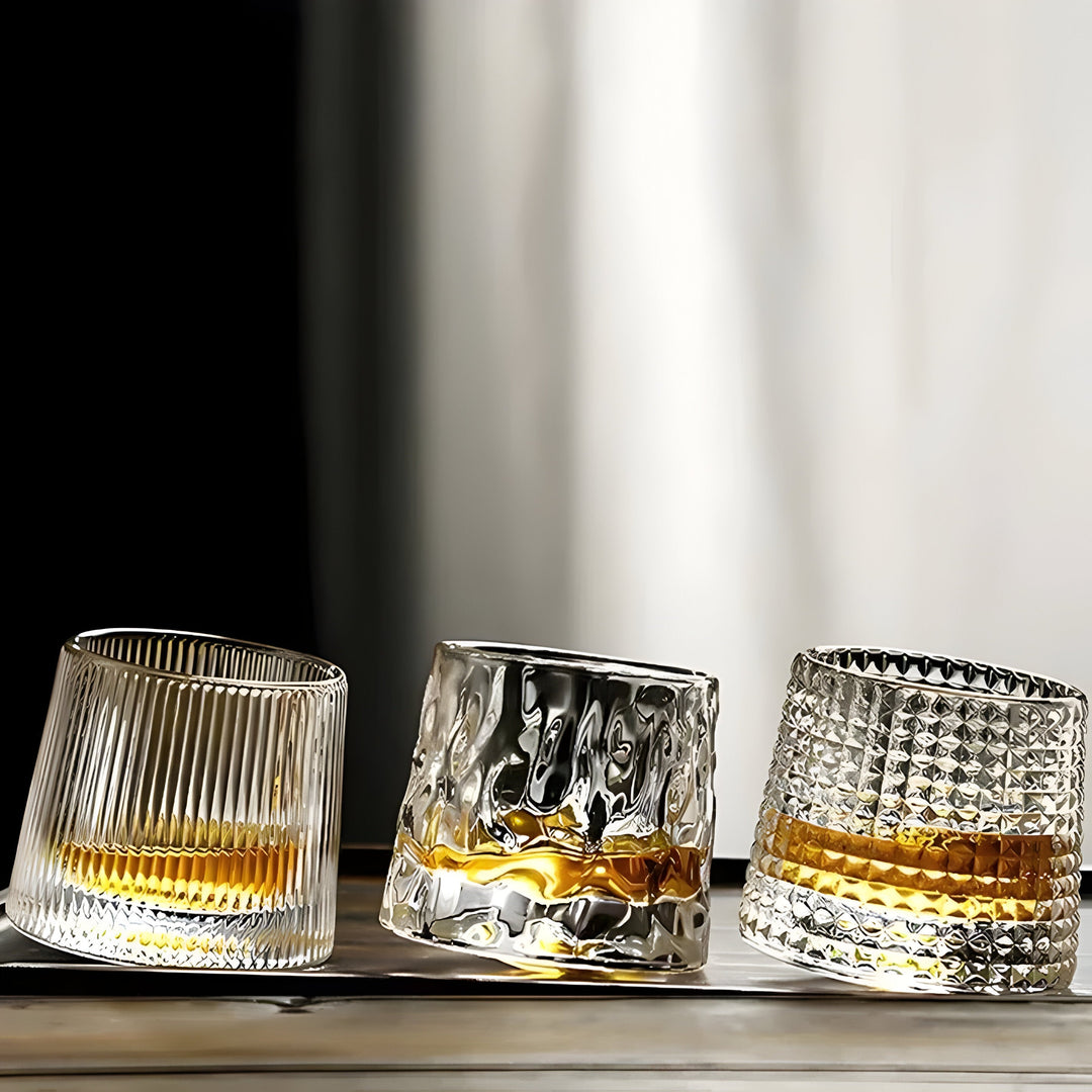 Whiskyglas mit 360°-Drehfunktion – Strukturiertes Design für stilvollen Trinkgenuss