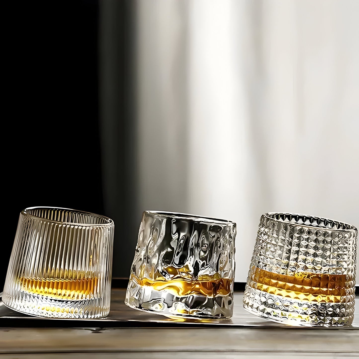 Whiskyglas mit 360°-Drehfunktion – Strukturiertes Design für stilvollen Trinkgenuss