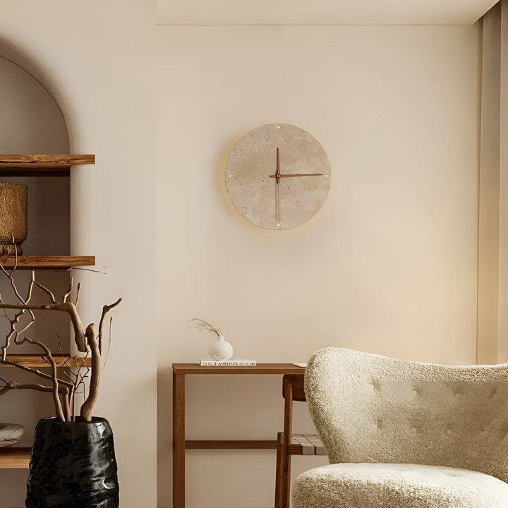 Travertin Wanduhr mit LED-Licht – Minimalistisch & Dekorativ | Hochwertige Naturstein-Uhr | Karnz