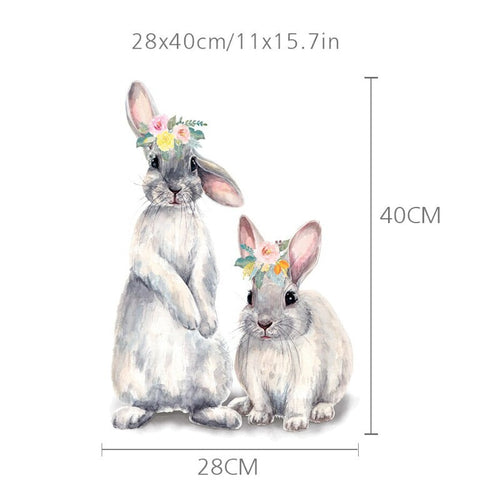 Aquarell-Wandtattoo mit grauen Babykaninchen und Blumenmuster – abnehmbar