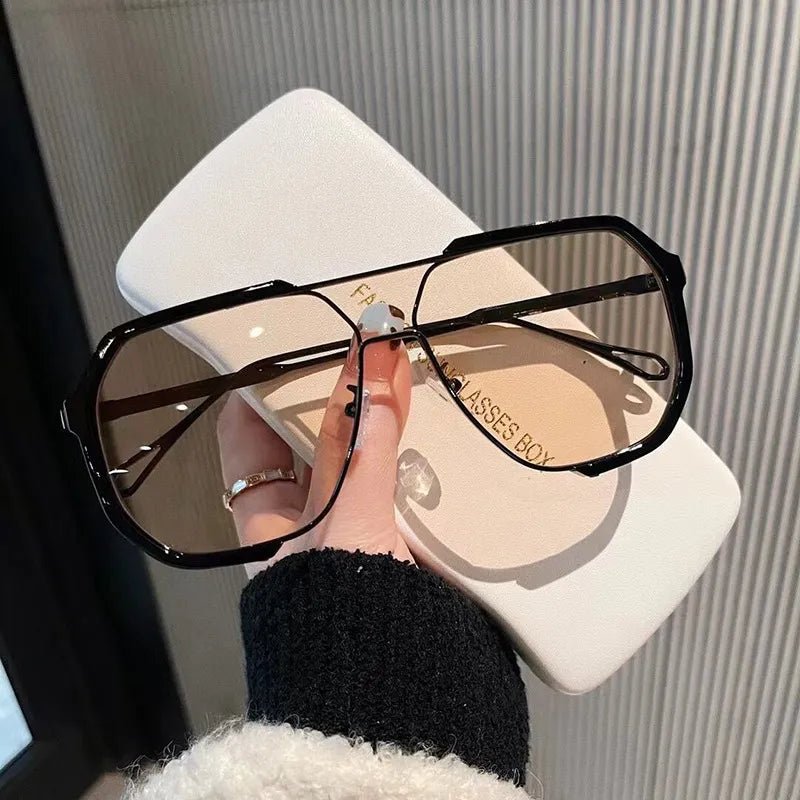 VOGUEVIEW SHADES – Übergroße quadratische Sonnenbrille mit UV400- und photochromen Gläsern
