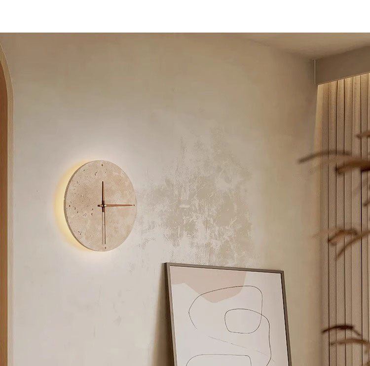 Erwecken Sie Ihren Raum mit der Wabi-Sabi-Wanduhr aus Travertin zum Leben.