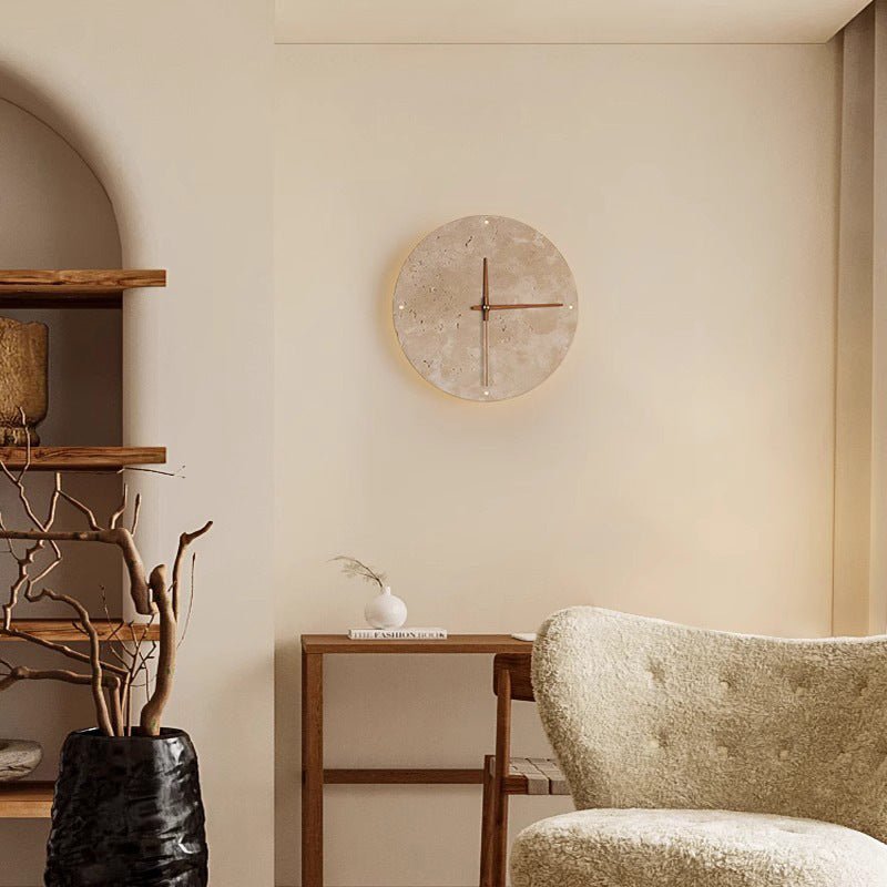 Erwecken Sie Ihren Raum mit der Wabi-Sabi-Wanduhr aus Travertin zum Leben.