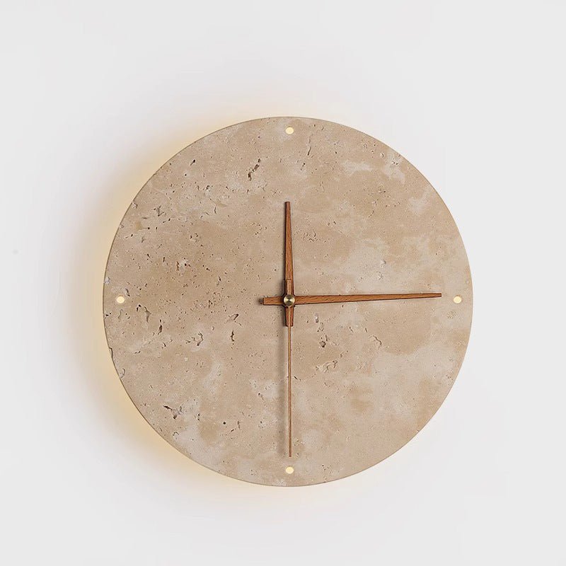 Erwecken Sie Ihren Raum mit der Wabi-Sabi-Wanduhr aus Travertin zum Leben.