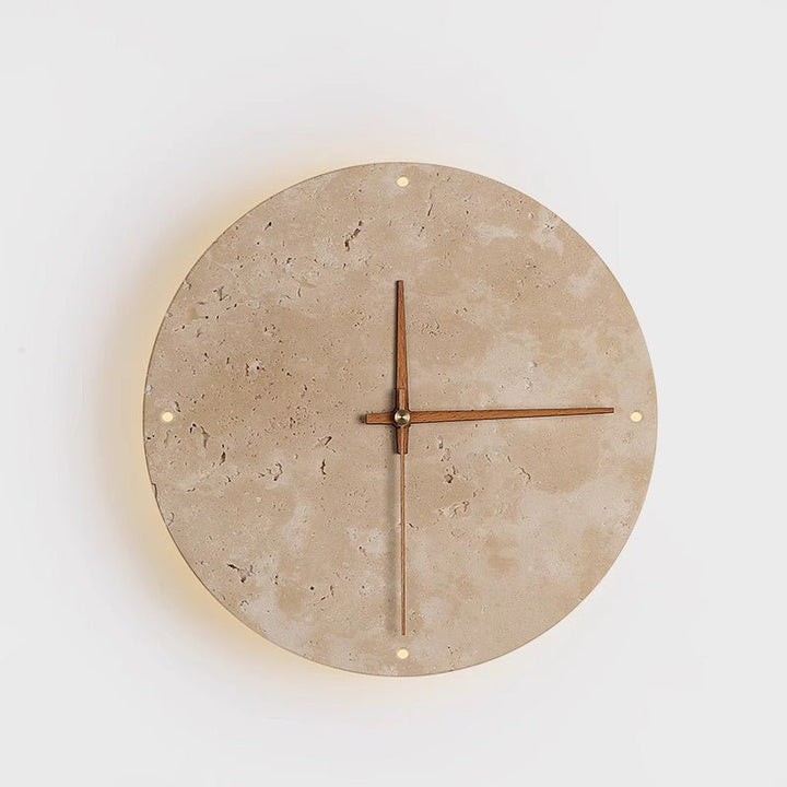 Erwecken Sie Ihren Raum mit der Wabi-Sabi-Wanduhr aus Travertin zum Leben.