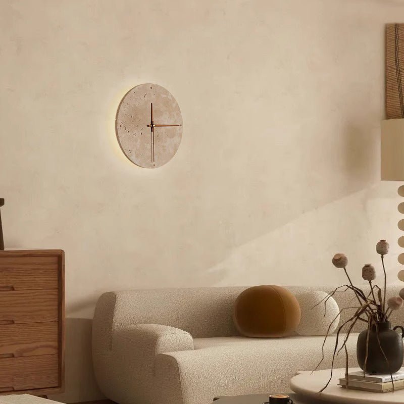 Erwecken Sie Ihren Raum mit der Wabi-Sabi-Wanduhr aus Travertin zum Leben.
