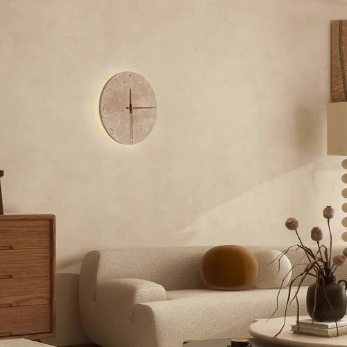 Erwecken Sie Ihren Raum mit der Wabi-Sabi-Wanduhr aus Travertin zum Leben.