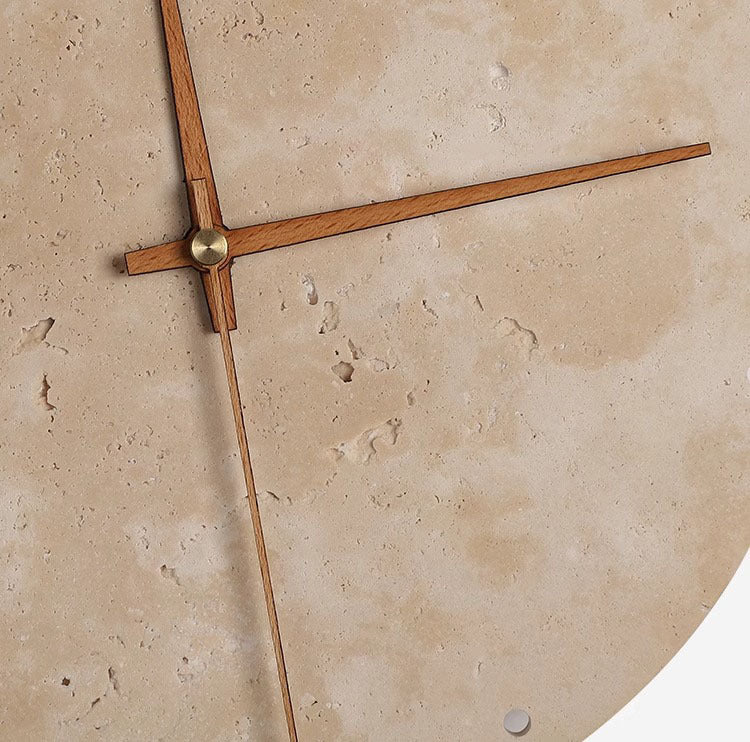 Erwecken Sie Ihren Raum mit der Wabi-Sabi-Wanduhr aus Travertin zum Leben.