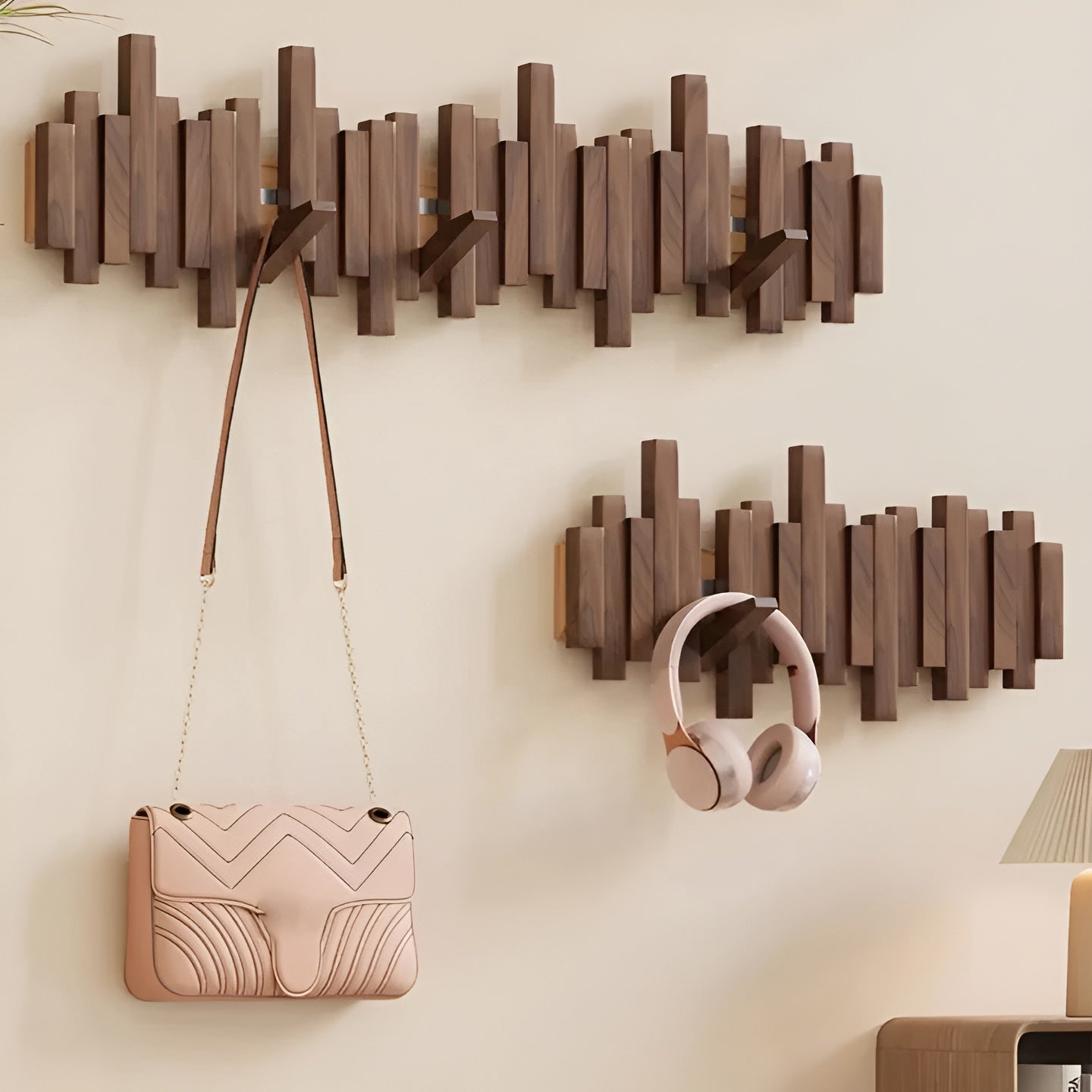 Stilvoller Holzkleiderschrank – FlexiKarnz Magnethaken für mehr Ordnung | Ideal fürs Schlafzimmer