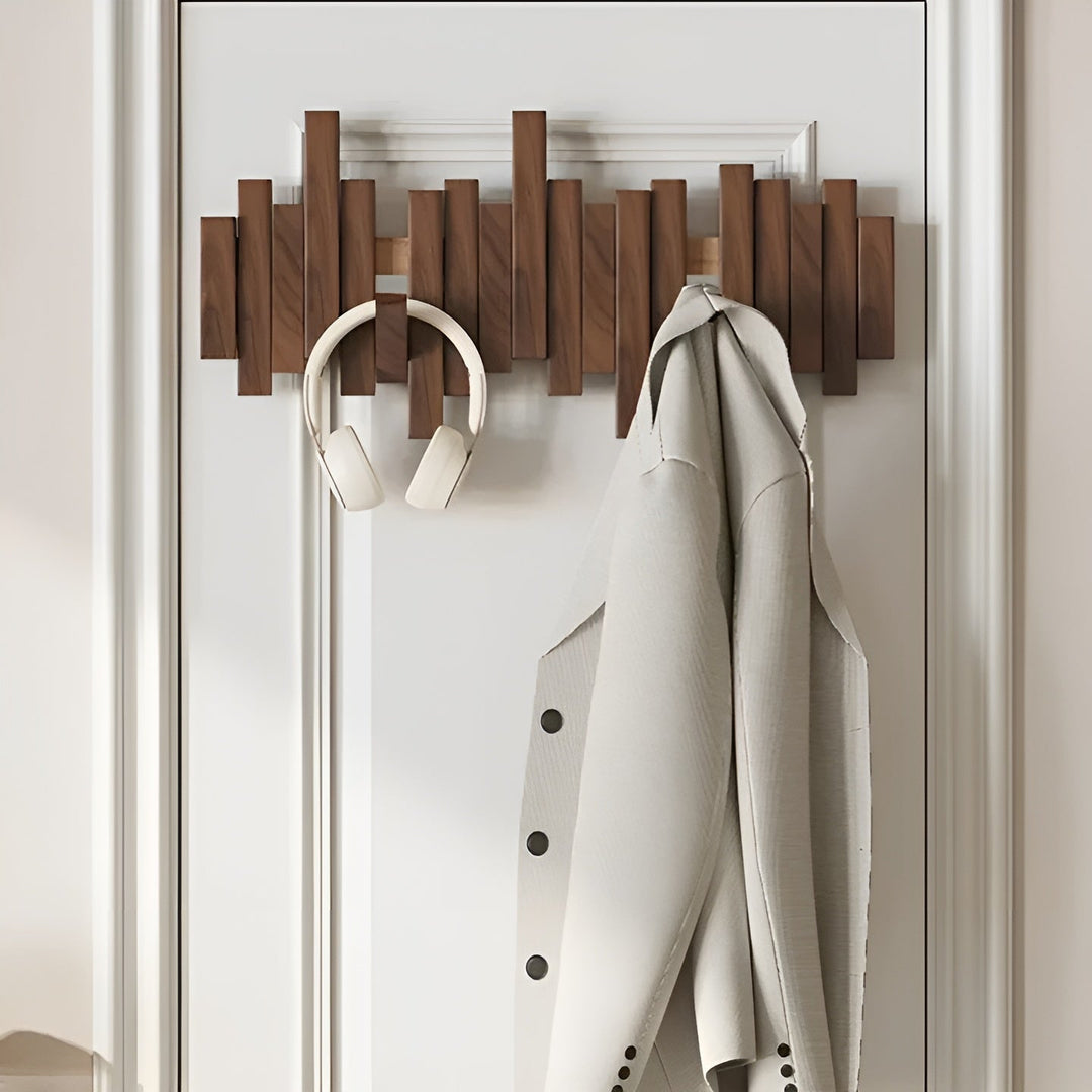 Stilvoller Holzkleiderschrank – FlexiKarnz Magnethaken für mehr Ordnung | Ideal fürs Schlafzimmer