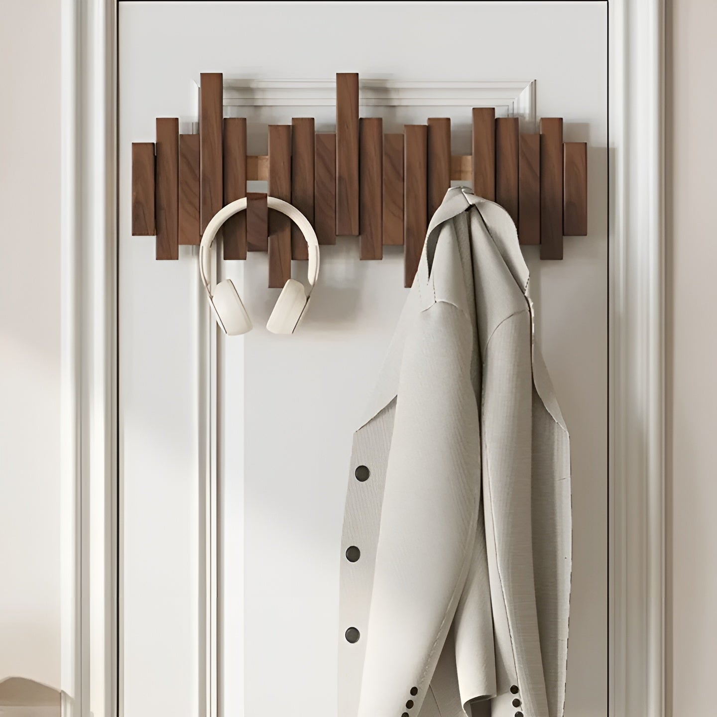 Stilvoller Holzkleiderschrank – FlexiKarnz Magnethaken für mehr Ordnung | Ideal fürs Schlafzimmer