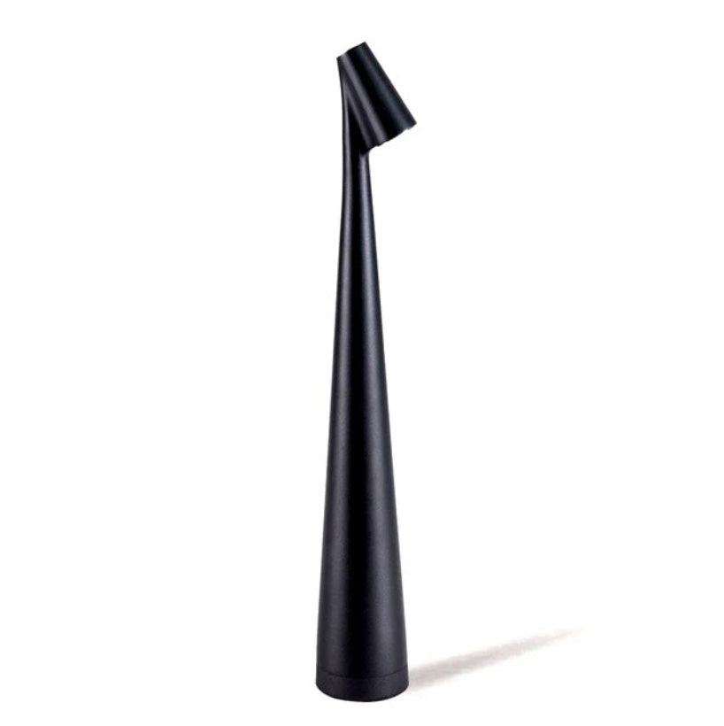 Schwarze, schmale Tischlampe auf weißem Hintergrund